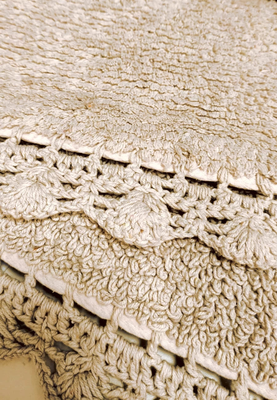 Tapis de bain beige avec bordure crochetée